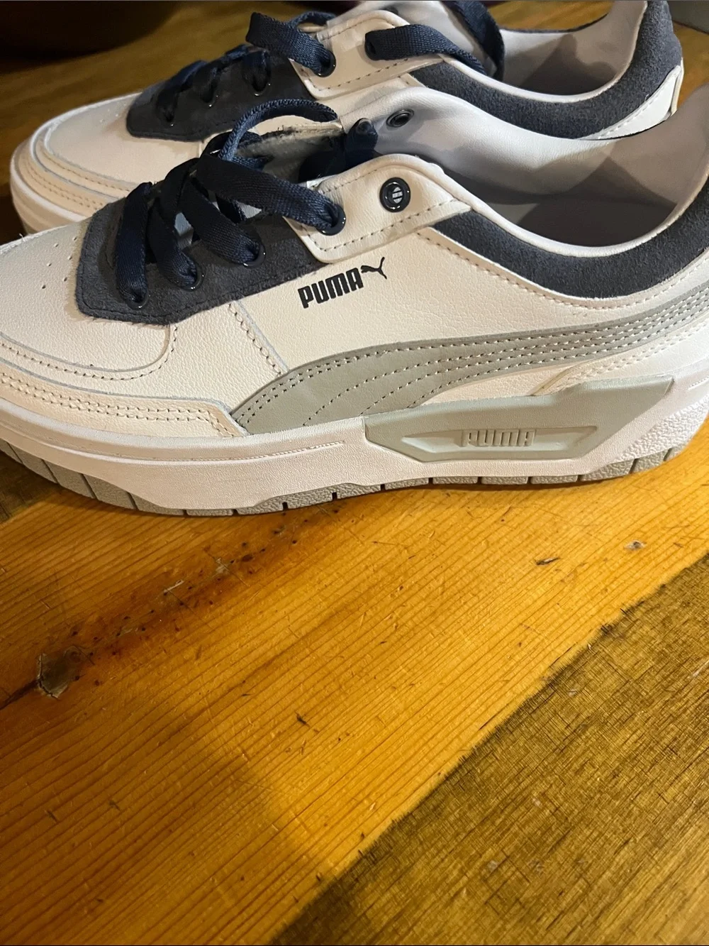Puma Women’s White and Navy Low-Top Sneakers sz 6